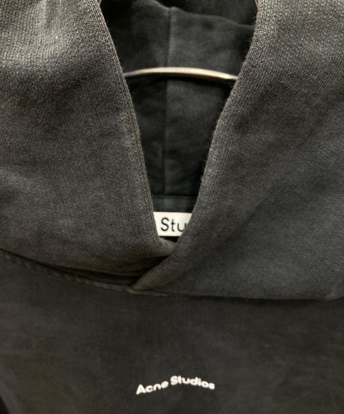 Acne studios（アクネ ストゥディオズ）ACNE STUDIOS (アクネ ストゥディオズ) ロゴプリントプルオーバーフーディ ブラック×ホワイト サイズ:Mの古着・服飾アイテム