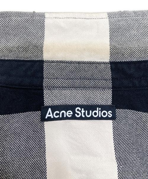 Acne studios（アクネ ストゥディオズ）ACNE STUDIOS (アクネ ストゥディオズ) 23AWフェイスパッチ中綿チェックシャツジャケット ホワイト×ブラック サイズ:Lの古着・服飾アイテム