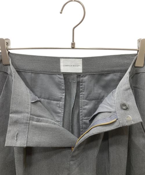 CAMPHOR WOOD（カンファーウッド）Camphor Wood (カンファーウッド) 2tuck super baggy slacks グレー サイズ:Sの古着・服飾アイテム