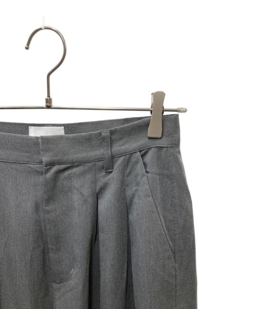 CAMPHOR WOOD（カンファーウッド）Camphor Wood (カンファーウッド) 2tuck super baggy slacks グレー サイズ:Sの古着・服飾アイテム