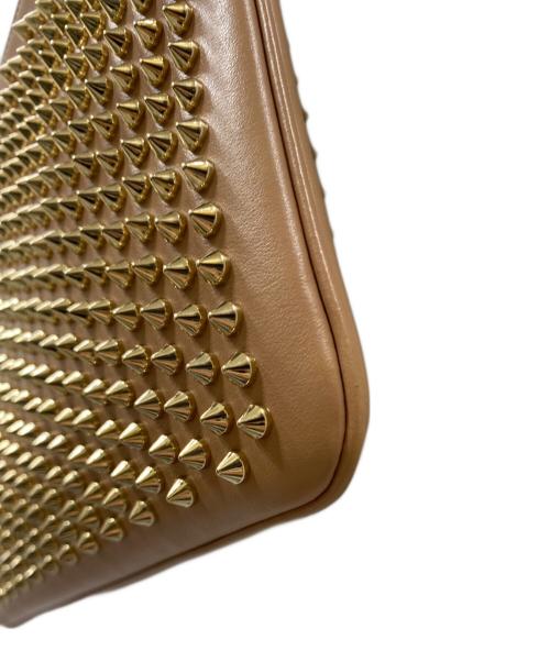 Christian Louboutin（クリスチャン・ルブタン）Christian Louboutin (クリスチャン・ルブタン) スタッズチェーンショルダーバッグ ベージュ サイズ:OneSizeの古着・服飾アイテム