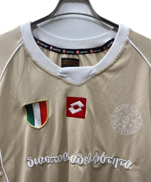 LOTTO（ロット）LOTTO (ロット) Diaspora skateboards (ディアスポラスケートボードズ) Scudetto Shirt ベージュ サイズ:Ｍの古着・服飾アイテム