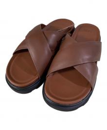 UGG（アグ）の古着「CAPITOLA CROSS SLIDE」｜ブラウン