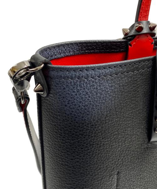 Christian Louboutin（クリスチャン・ルブタン）Christian Louboutin (クリスチャン・ルブタン) CABATA N/S CALF EMPIRE スタッズ レザー 2WAYトートバッグ ブラック×レッドの古着・服飾アイテム