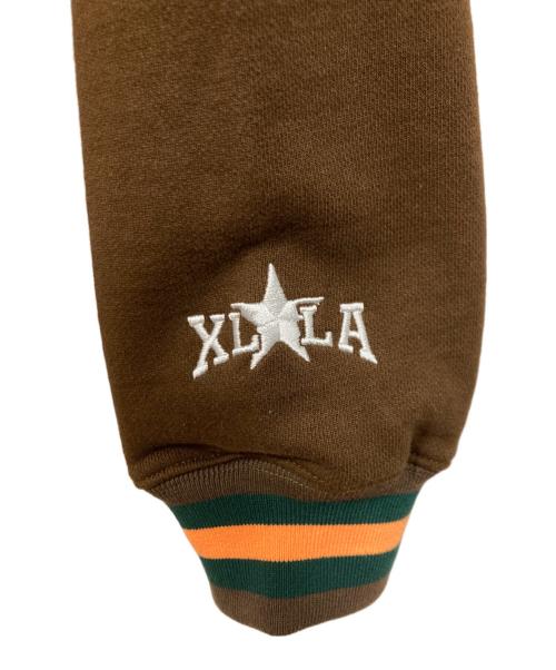 X-LARGE（エクストララージ）X-LARGE (エクストララージ) BASEBALL LOGO EMBROIDERED V NECK SWEATSHIRT ブラウン サイズ:Lの古着・服飾アイテム