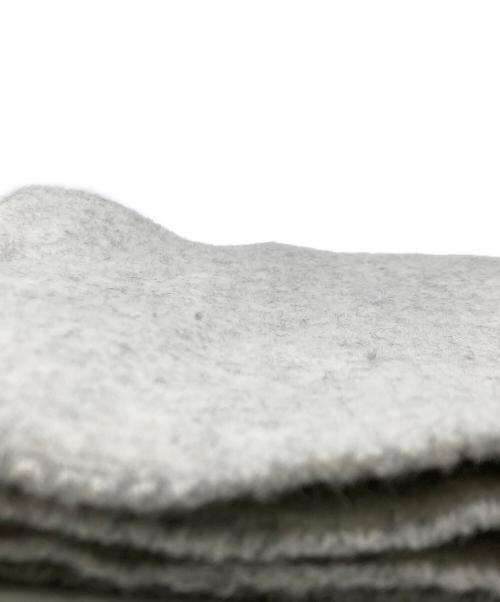 jacquemus（ジャックムス）jacquemus (ジャックムス) ロゴストール グレーの古着・服飾アイテム