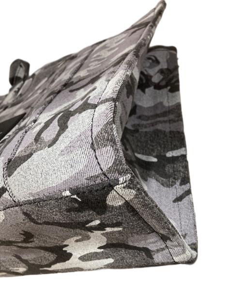 MARC JACOBS（マークジェイコブズ）MARC JACOBS (マークジェイコブス) ザ マーク カモ デニム トートバッグ ブラック×グレー サイズ:OneSizeの古着・服飾アイテム