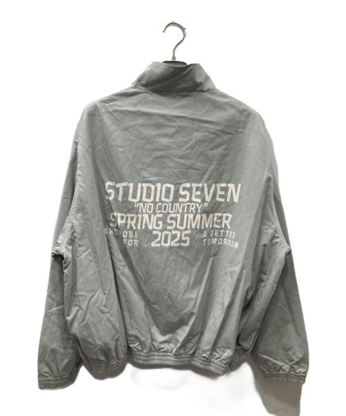 studio seven（スタジオセブン）STUDIO SEVEN (スタジオセブン) Back Logo Text Jacket スタンドカラージャケット グレー サイズ:Lの古着・服飾アイテム