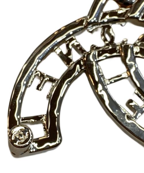 CHANEL（シャネル）CHANEL (シャネル) ココマーク コスチュームパール ブローチ ゴールドカラー×ホワイトの古着・服飾アイテム