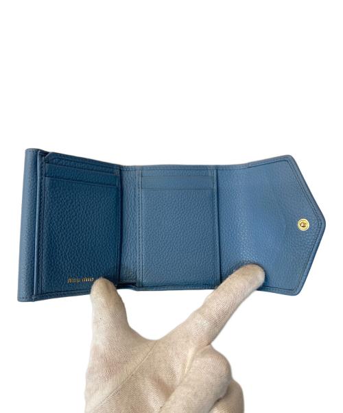 MIU MIU（ミュウミュウ）MIU MIU (ミュウミュウ) ヴィッテロダイノレザーフラップ付折り財布 ブルーの古着・服飾アイテム