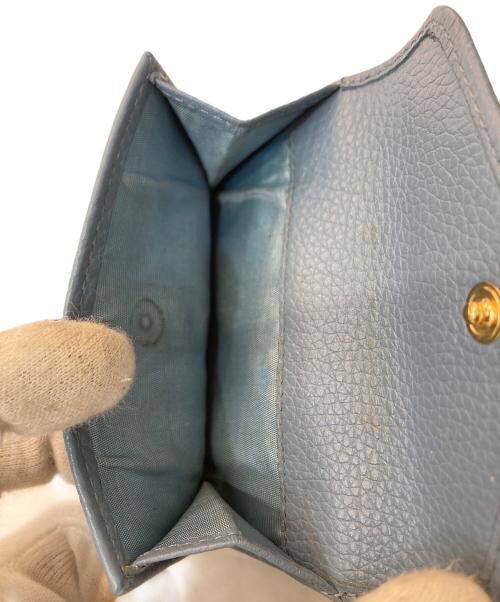 MIU MIU（ミュウミュウ）MIU MIU (ミュウミュウ) ヴィッテロダイノレザーフラップ付折り財布 ブルーの古着・服飾アイテム