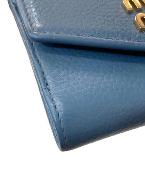 MIU MIU（ミュウミュウ）MIU MIU (ミュウミュウ) ヴィッテロダイノレザーフラップ付折り財布 ブルーの古着・服飾アイテム