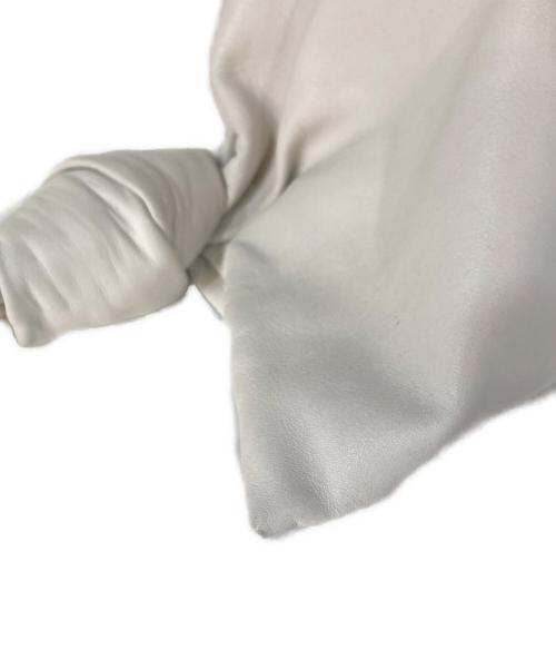 BOTTEGA VENETA（ボッテガベネタ）BOTTEGA VENETA (ボッテガベネタ) Triangle twist leather handbag /トライアングルツイストレザーハンドバッグ ホワイトの古着・服飾アイテム