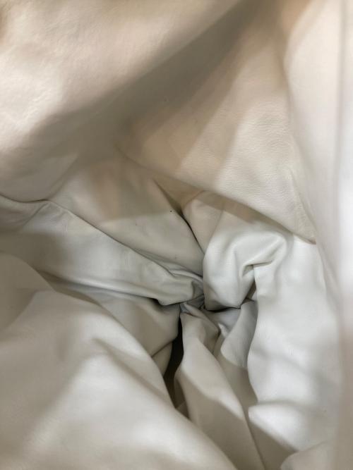 BOTTEGA VENETA（ボッテガベネタ）BOTTEGA VENETA (ボッテガベネタ) Triangle twist leather handbag /トライアングルツイストレザーハンドバッグ ホワイトの古着・服飾アイテム