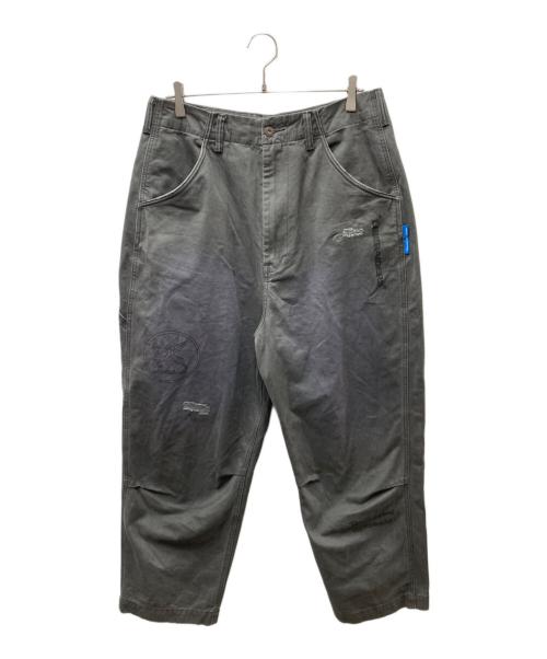 Liberaiders（リベレイダース）Liberaiders (リベレイダース) HANDWRITING PRINT CHINO SARROUEL PANTS サルエルパンツ チャコールグレー サイズ:Mの古着・服飾アイテム
