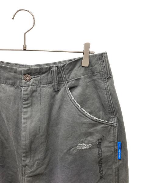 Liberaiders（リベレイダース）Liberaiders (リベレイダース) HANDWRITING PRINT CHINO SARROUEL PANTS サルエルパンツ チャコールグレー サイズ:Mの古着・服飾アイテム