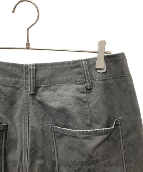 Liberaiders（リベレイダース）Liberaiders (リベレイダース) HANDWRITING PRINT CHINO SARROUEL PANTS サルエルパンツ チャコールグレー サイズ:Mの古着・服飾アイテム