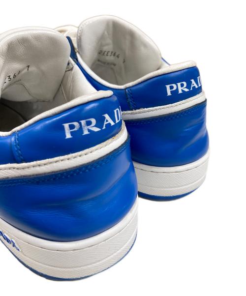 PRADA（プラダ）PRADA (プラダ) ダウンタウン ナッパレザー スニーカー ホワイト×ブルー サイズ:SIZE 7の古着・服飾アイテム
