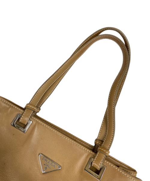PRADA（プラダ）PRADA (プラダ) プレートデザイン レザーハンドバッグ ベージュの古着・服飾アイテム