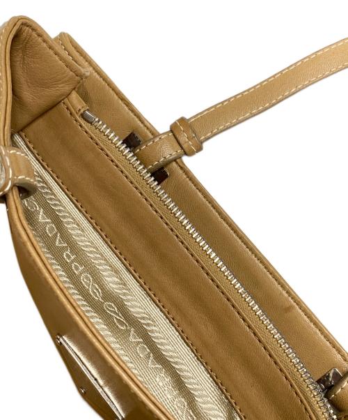 PRADA（プラダ）PRADA (プラダ) プレートデザイン レザーハンドバッグ ベージュの古着・服飾アイテム