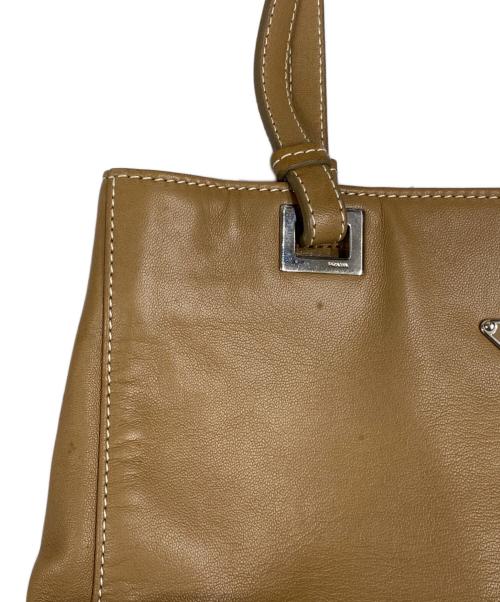 PRADA（プラダ）PRADA (プラダ) プレートデザイン レザーハンドバッグ ベージュの古着・服飾アイテム