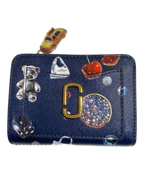MARC JACOBS（マークジェイコブズ）MARC JACOBS (マークジェイコブズ) TRINKET PRINTED UTILITY SNAPSHOT MINI COMPACT WALLET/2つ折り財布 ネイビーの古着・服飾アイテム