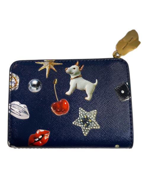 MARC JACOBS（マークジェイコブズ）MARC JACOBS (マークジェイコブズ) TRINKET PRINTED UTILITY SNAPSHOT MINI COMPACT WALLET/2つ折り財布 ネイビーの古着・服飾アイテム