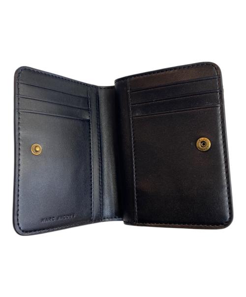 MARC JACOBS（マークジェイコブズ）MARC JACOBS (マークジェイコブズ) TRINKET PRINTED UTILITY SNAPSHOT MINI COMPACT WALLET/2つ折り財布 ネイビーの古着・服飾アイテム