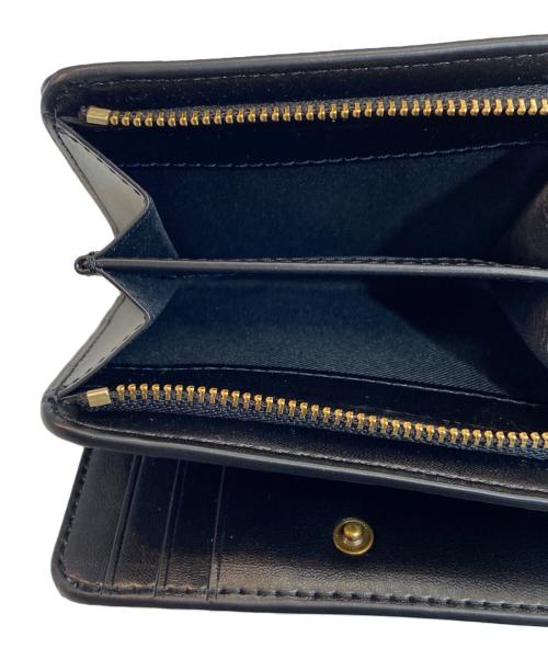 MARC JACOBS（マークジェイコブズ）MARC JACOBS (マークジェイコブズ) TRINKET PRINTED UTILITY SNAPSHOT MINI COMPACT WALLET/2つ折り財布 ネイビーの古着・服飾アイテム