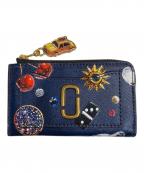 MARC JACOBSマークジェイコブズ）の古着「TRINKET PRINTED UTILITY SNAPSHOT MINI TOP ZIP MULTI WALLET/マルチウォレット」｜ネイビー