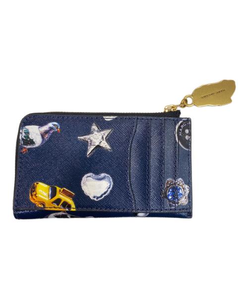 MARC JACOBS（マークジェイコブズ）MARC JACOBS (マークジェイコブズ) TRINKET PRINTED UTILITY SNAPSHOT MINI TOP ZIP MULTI WALLET/マルチウォレット ネイビーの古着・服飾アイテム