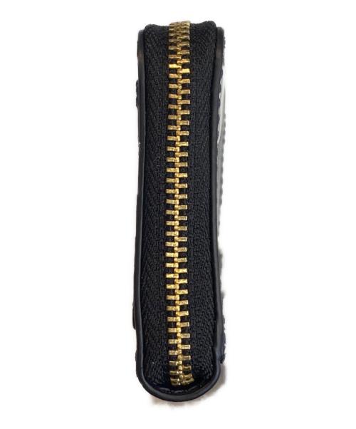 MARC JACOBS（マークジェイコブズ）MARC JACOBS (マークジェイコブズ) TRINKET PRINTED UTILITY SNAPSHOT MINI TOP ZIP MULTI WALLET/マルチウォレット ネイビーの古着・服飾アイテム