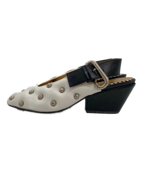 TOGA PULLA（トーガ プルラ）TOGA PULLA (トーガ プルラ) Puff studs pumps スタッズサンダル ホワイト×ブラック サイズ:37の古着・服飾アイテム
