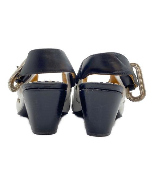 TOGA PULLA（トーガ プルラ）TOGA PULLA (トーガ プルラ) Puff studs pumps スタッズサンダル ホワイト×ブラック サイズ:37の古着・服飾アイテム