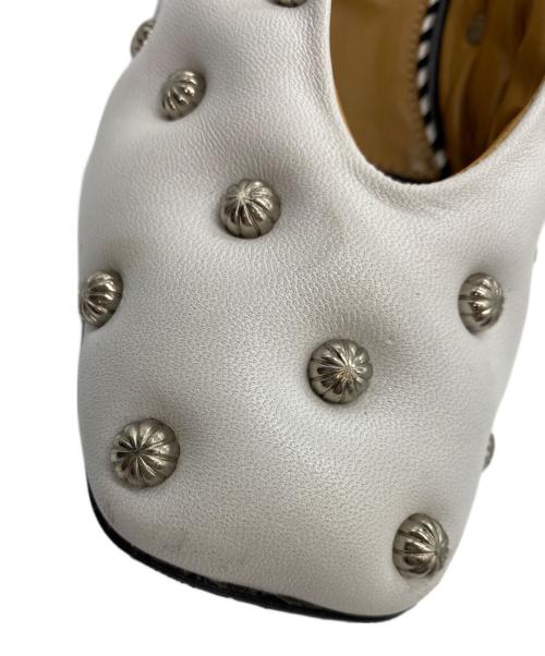 TOGA PULLA（トーガ プルラ）TOGA PULLA (トーガ プルラ) Puff studs pumps スタッズサンダル ホワイト×ブラック サイズ:37の古着・服飾アイテム