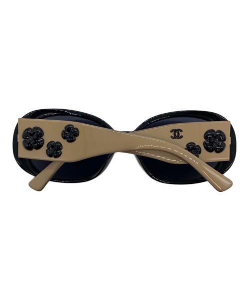 CHANEL（シャネル）CHANEL (シャネル) カメリアサングラス ベージュ×ブラック サイズ:SIZE 56-16-130の古着・服飾アイテム