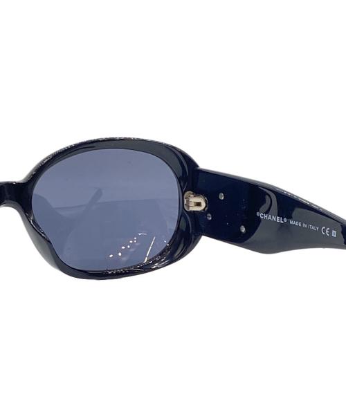 CHANEL（シャネル）CHANEL (シャネル) カメリアサングラス ベージュ×ブラック サイズ:SIZE 56-16-130の古着・服飾アイテム