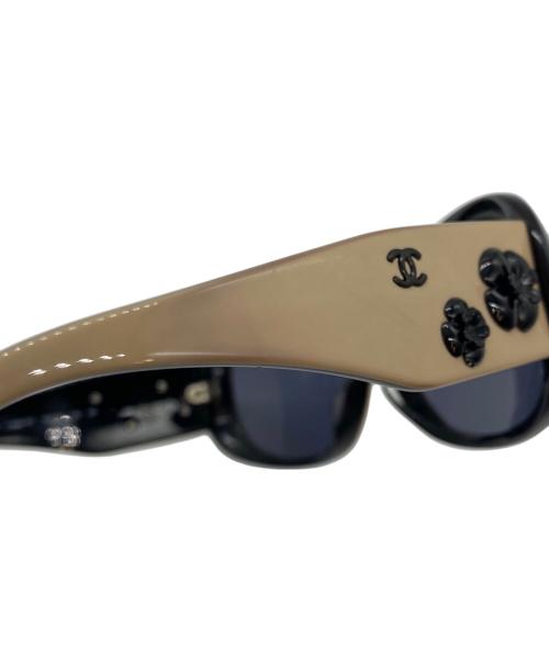 CHANEL（シャネル）CHANEL (シャネル) カメリアサングラス ベージュ×ブラック サイズ:SIZE 56-16-130の古着・服飾アイテム