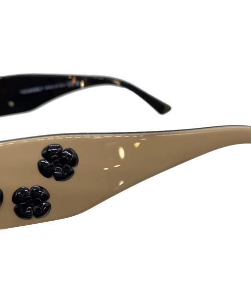 CHANEL（シャネル）CHANEL (シャネル) カメリアサングラス ベージュ×ブラック サイズ:SIZE 56-16-130の古着・服飾アイテム