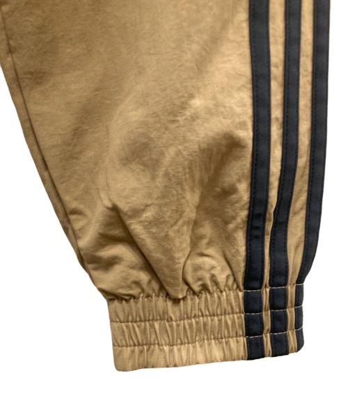 adidas（アディダス）adidas (アディダス) アディカラー ウーブン ファイヤーバード トラックトップ ベージュ×ブラック サイズ:XLの古着・服飾アイテム