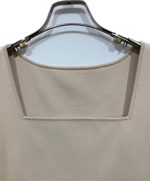 FOXEY NEWYORK（フォクシーニューヨーク）FOXEY NEWYORK (フォクシーニューヨーク) ノースリーブニット ベージュ サイズ:38の古着・服飾アイテム