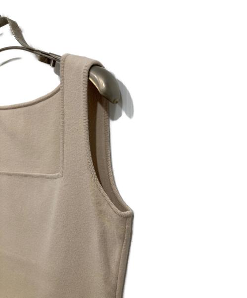 FOXEY NEWYORK（フォクシーニューヨーク）FOXEY NEWYORK (フォクシーニューヨーク) ノースリーブニット ベージュ サイズ:38の古着・服飾アイテム