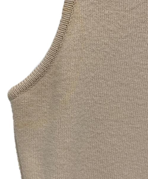 FOXEY NEWYORK（フォクシーニューヨーク）FOXEY NEWYORK (フォクシーニューヨーク) ノースリーブニット ベージュ サイズ:38の古着・服飾アイテム