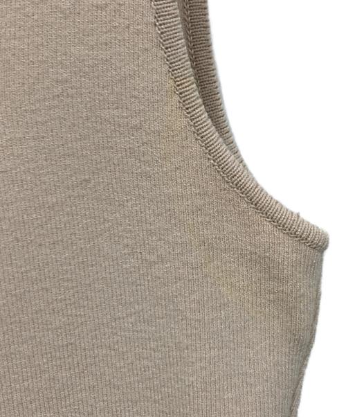 FOXEY NEWYORK（フォクシーニューヨーク）FOXEY NEWYORK (フォクシーニューヨーク) ノースリーブニット ベージュ サイズ:38の古着・服飾アイテム