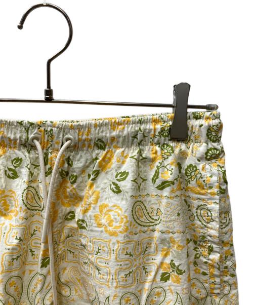 KITH（キス）KITH (キス) Silk Lyocell Active Short 総柄ショートパンツ ホワイト×イエロー サイズ:Mの古着・服飾アイテム