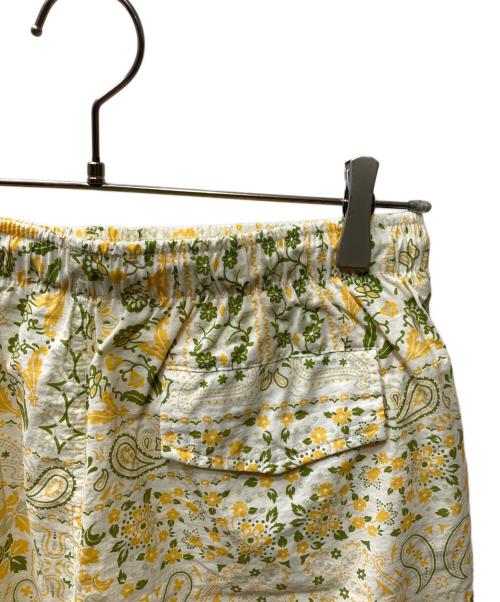 KITH（キス）KITH (キス) Silk Lyocell Active Short 総柄ショートパンツ ホワイト×イエロー サイズ:Mの古着・服飾アイテム