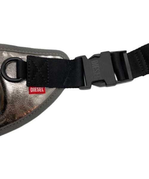DIESEL（ディーゼル）DIESEL (ディーゼル) Dロゴ メタリック ショルダーバッグ シルバーの古着・服飾アイテム