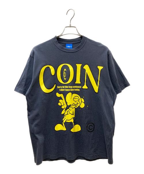 Coin Parking Delivery（コインパーキングデリバリー）Coin Parking Delivery (コインパーキングデリバリー) 白井さん プリントTシャツ ネイビー×イエロー サイズ:FREEの古着・服飾アイテム