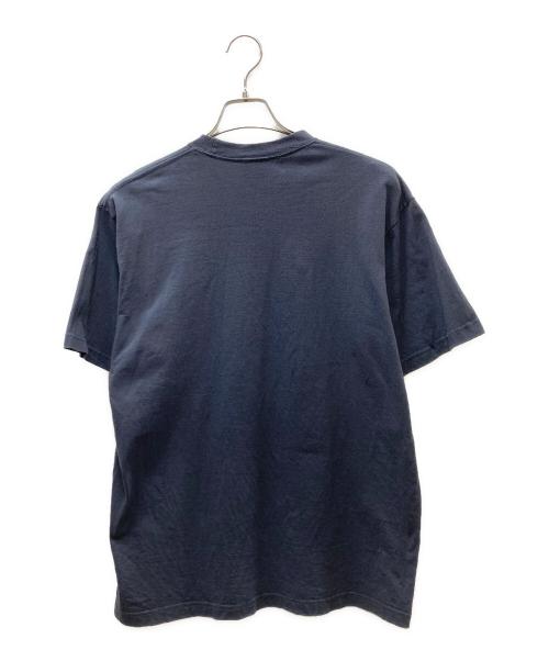 Coin Parking Delivery（コインパーキングデリバリー）Coin Parking Delivery (コインパーキングデリバリー) 白井さん プリントTシャツ ネイビー×イエロー サイズ:FREEの古着・服飾アイテム