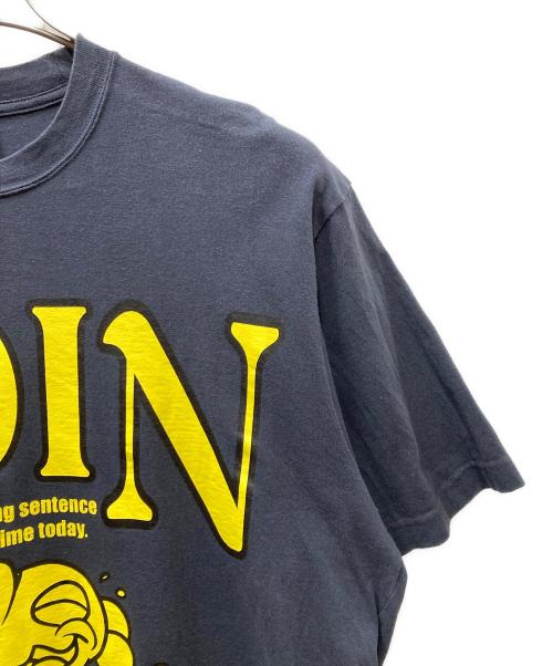 Coin Parking Delivery（コインパーキングデリバリー）Coin Parking Delivery (コインパーキングデリバリー) 白井さん プリントTシャツ ネイビー×イエロー サイズ:FREEの古着・服飾アイテム